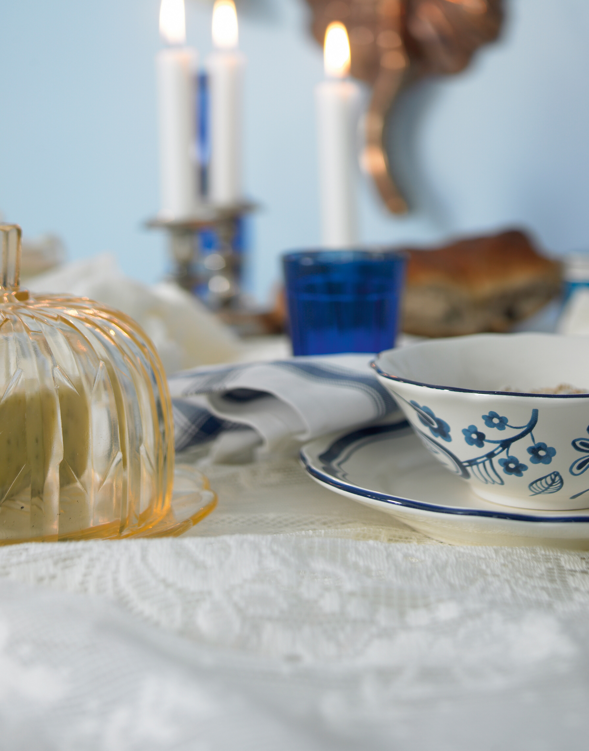 Porselen og glass i blått og hvitt.