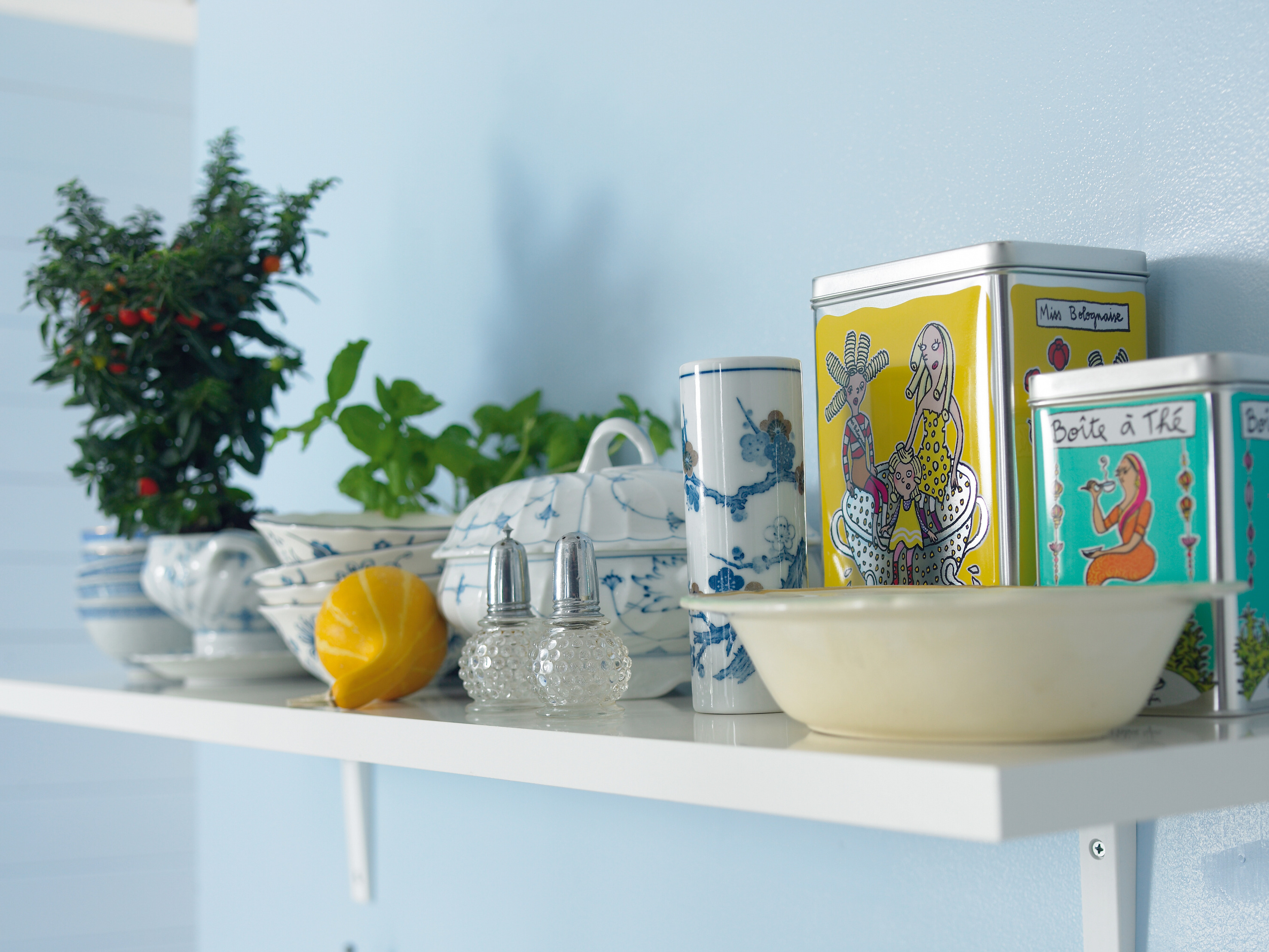 Tilfør krydder til et ton-i-ton-rom med små innslag av andre farger.