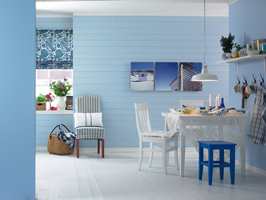 Blått og hvitt er en klassisk fargesetting. Den gir rommet en atmosfære som føles sval, luftig og ren.