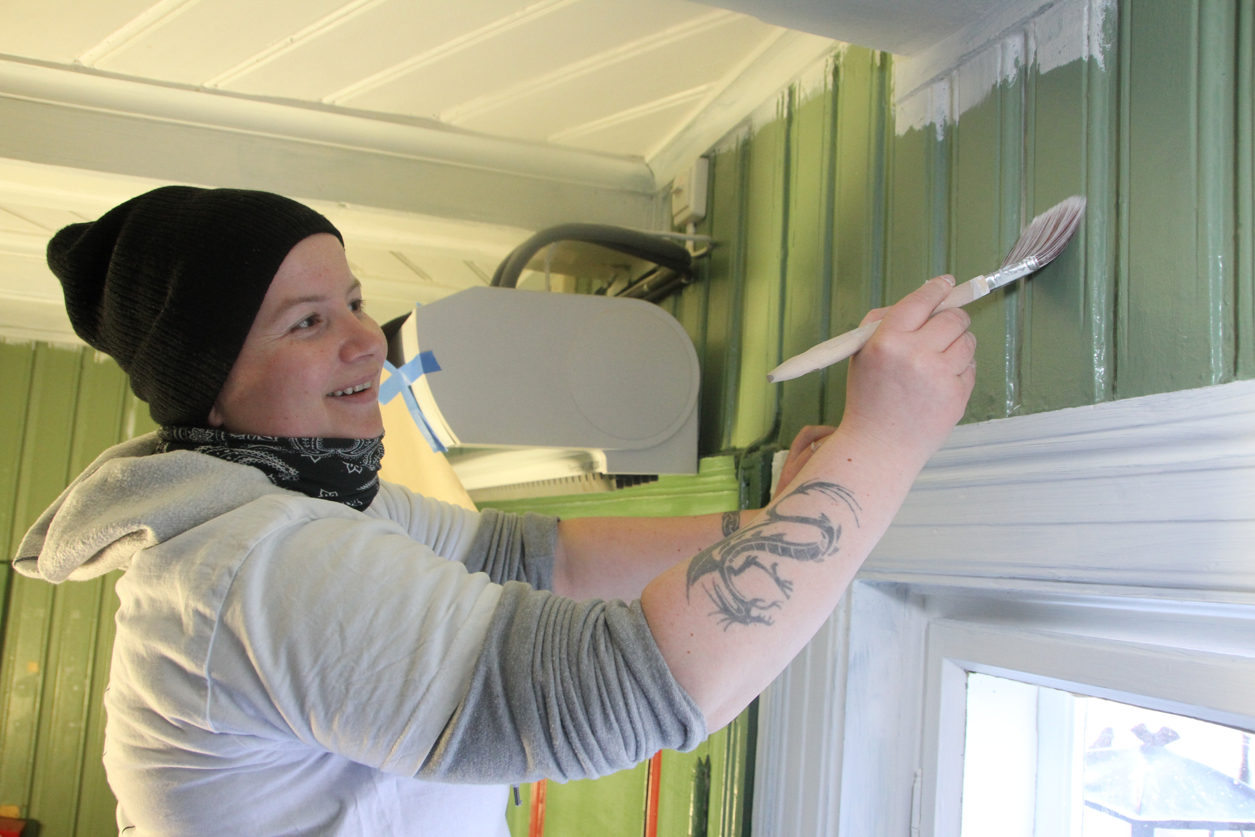 – Jeg var heldig og fikk lærlingeplass hos Bo. Nå lærer jeg nye ting hver dag. Drømmen er å bli malermester, sier lærling Tone Holten Eriksen.