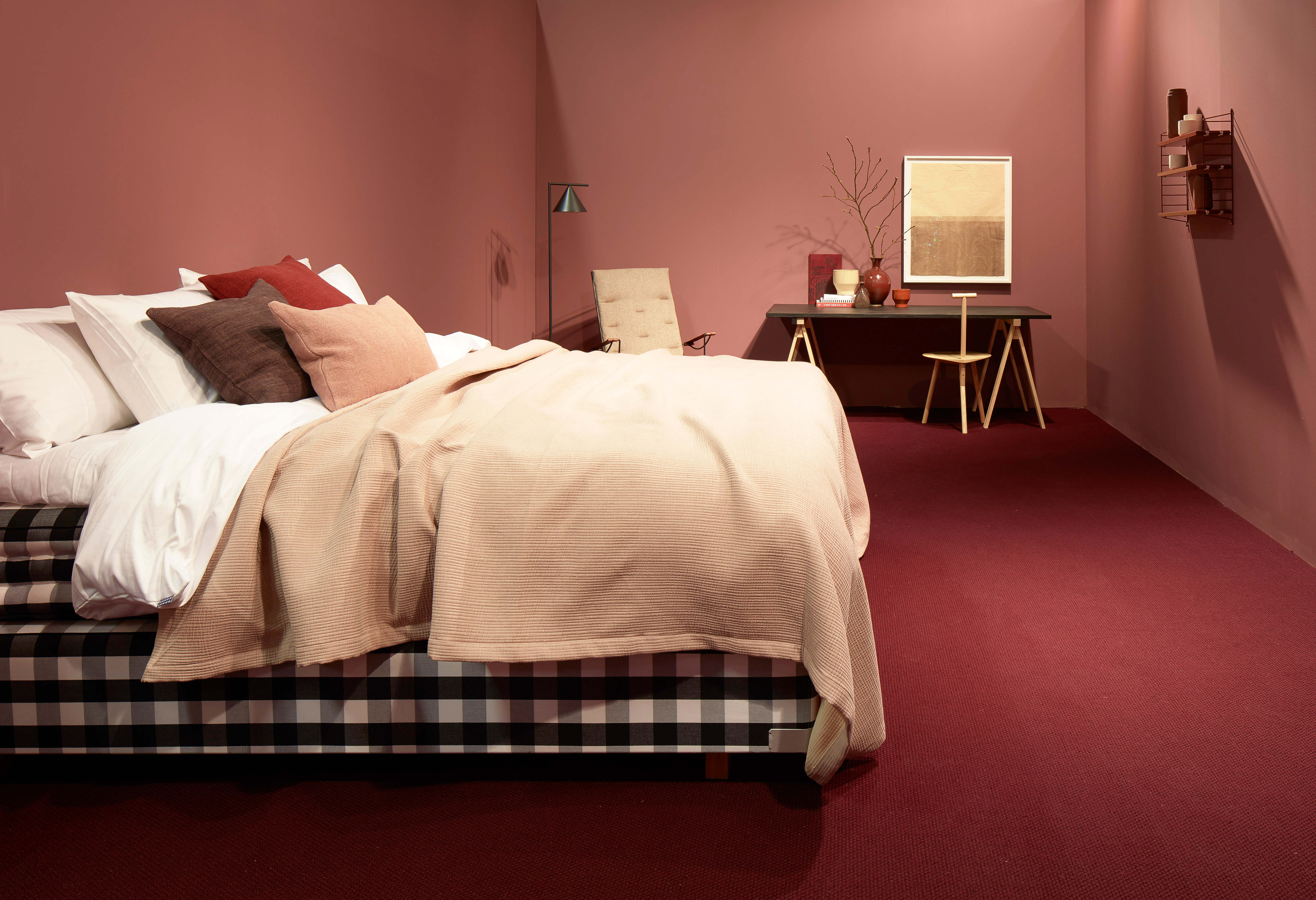 Rødt teppe på soverommet