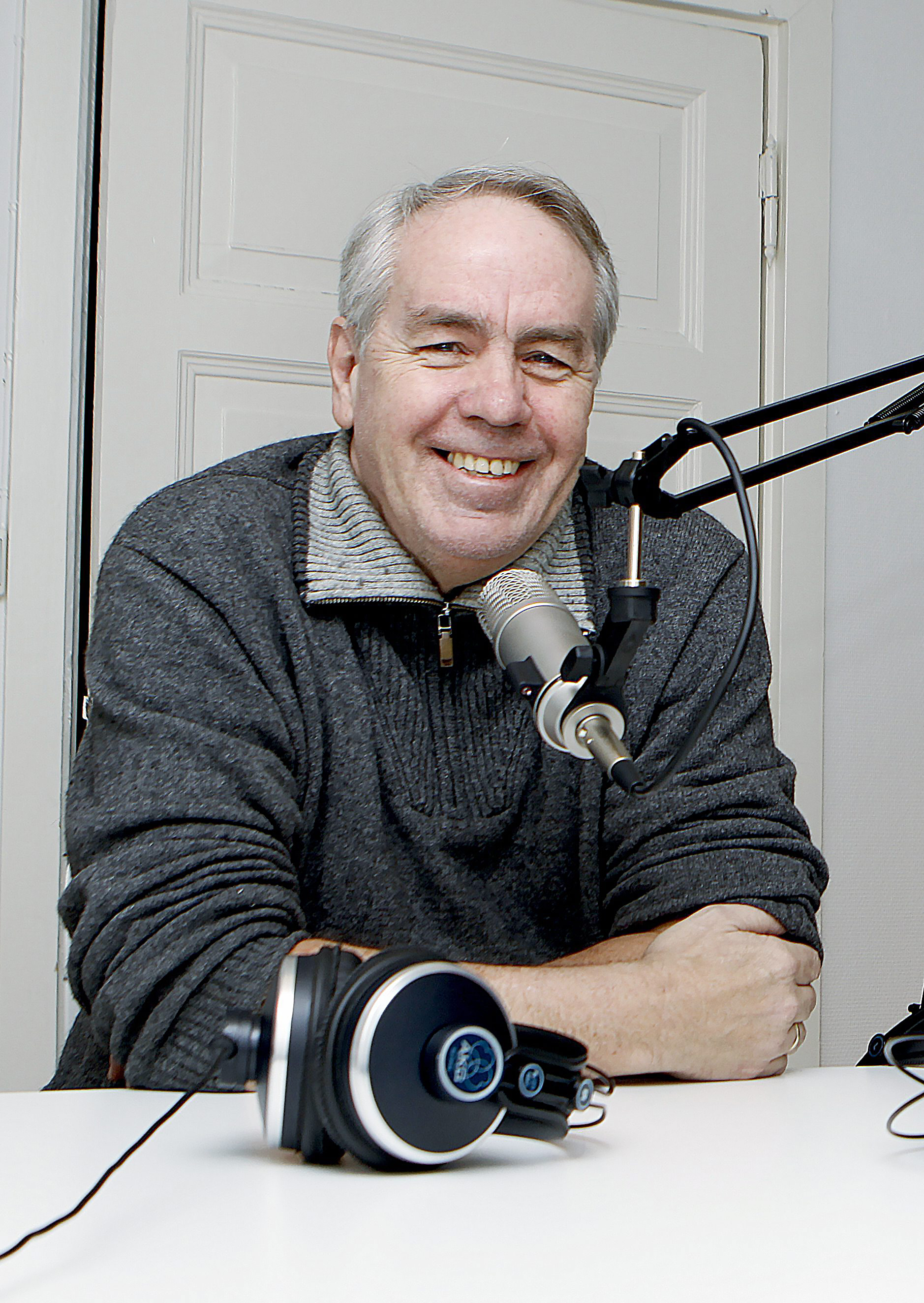 Radiogr&uuml;nder Tor Andersen skal bruke sommeren til &aring; male stuegulv. G&aring;r det an &aring; male parkett? sp&oslash;r han. Svaret er ja.