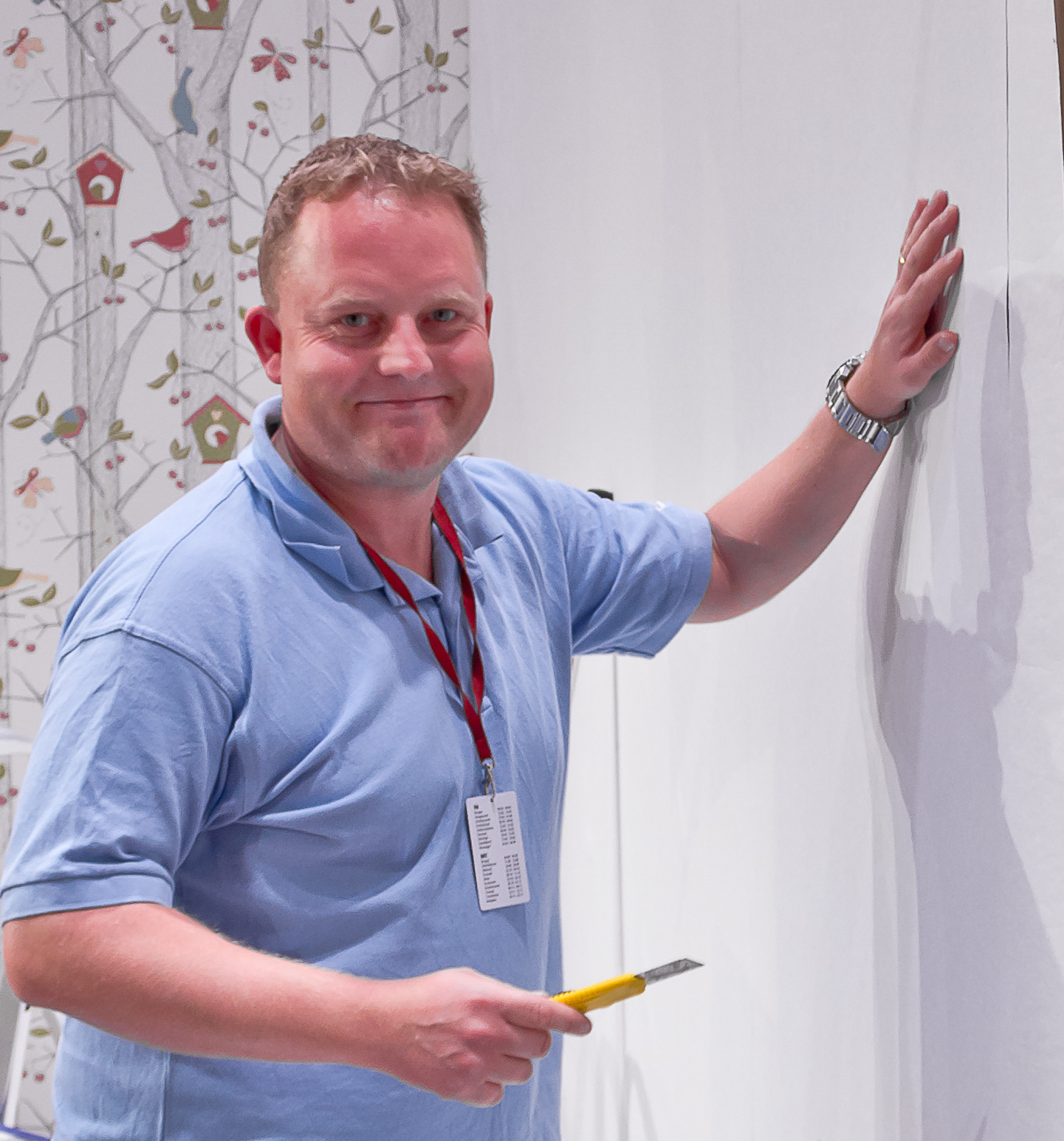 Tor Egil Skamsar i Borge forteller om stor interesse rundt produkter som sletter veggen. – Mange er overrasket over hvor fort gjort det faktisk er å kvitte seg med strukturveggene, sier han.