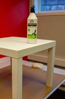 TØRK AV: Bruk et egnet og pH-nøytralt rengjøringsmiddel for å  rengjøre overflaten før du går i gang og grunner og maler bordet. 