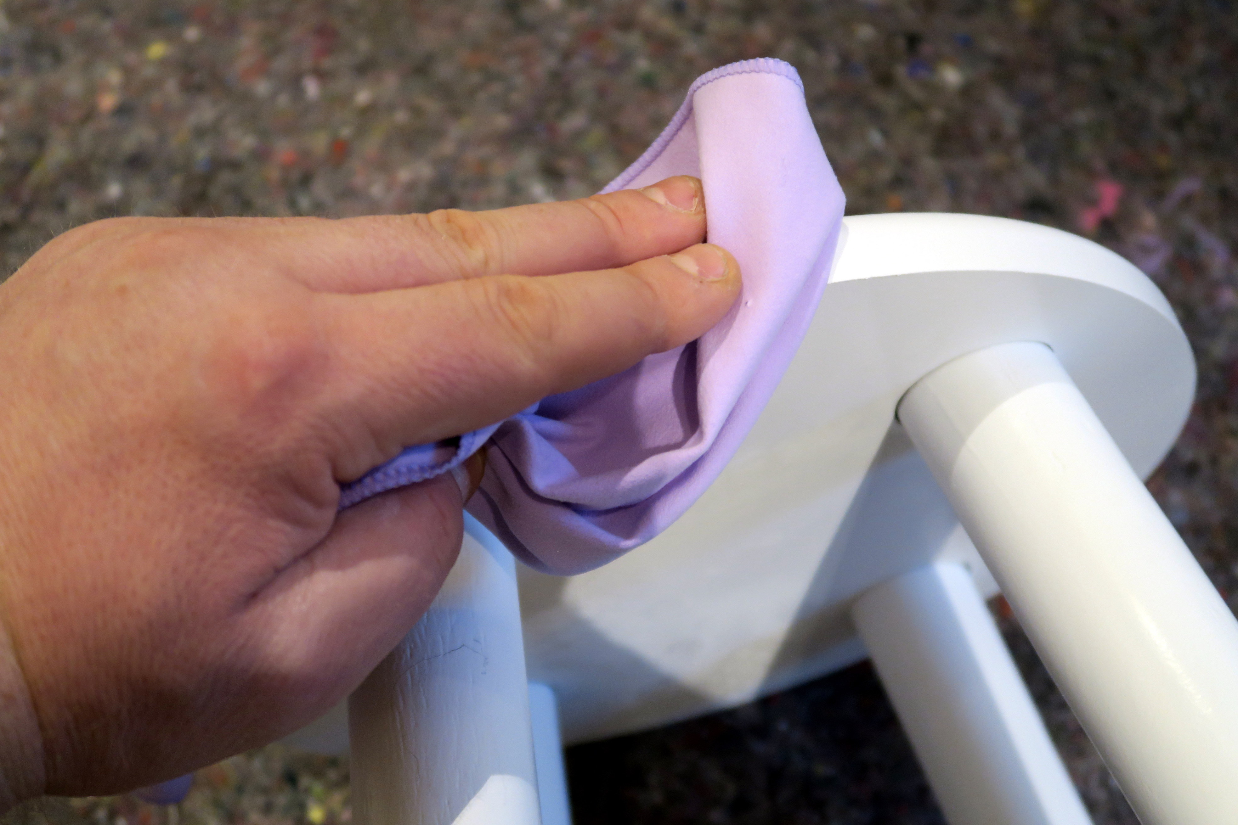 TØRK: Fjern pussestøv med en tørr mikrofiberklut.