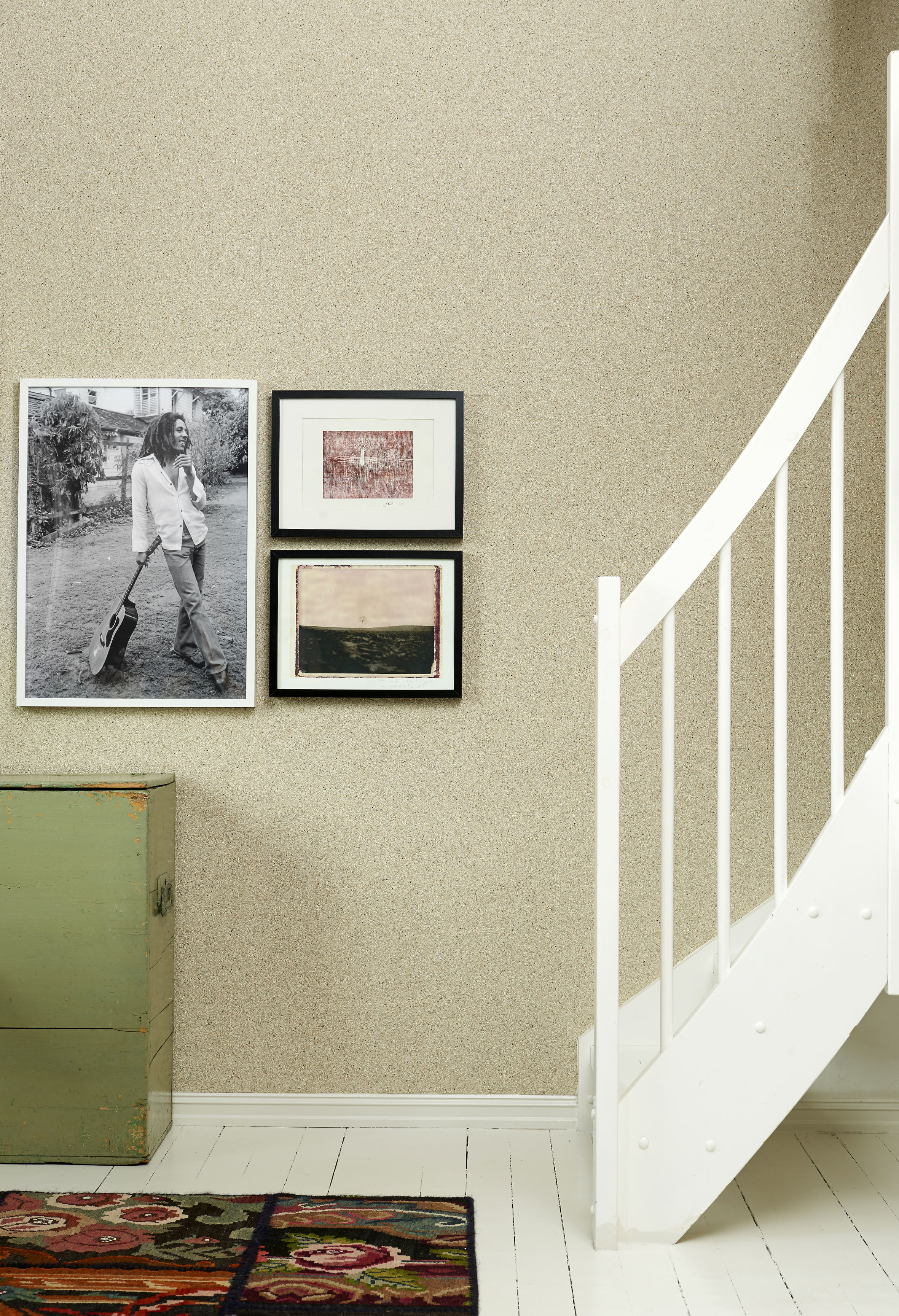 Den lyse veggen danner en rolig og fin bakgrunn for bildene. 