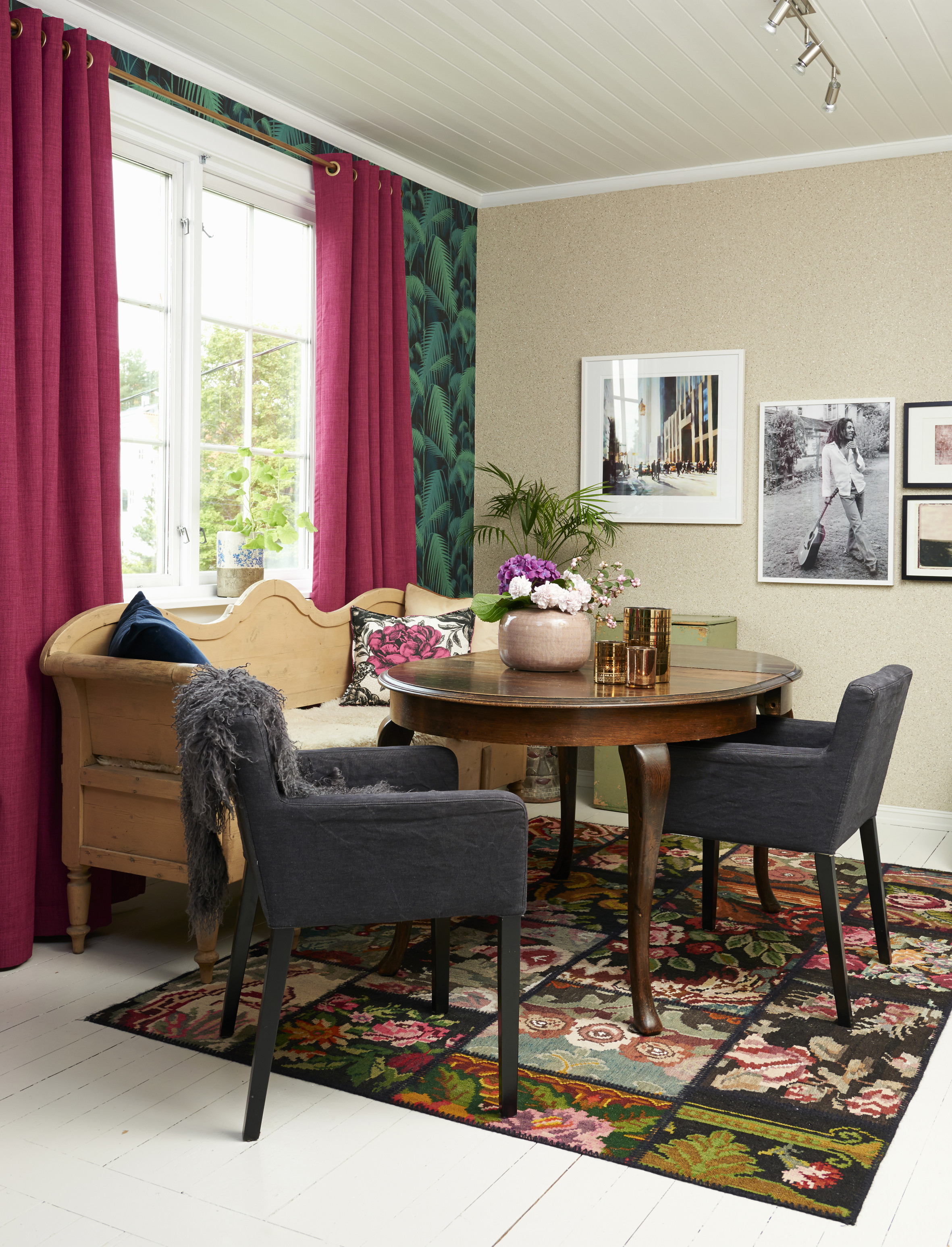 Alle fargene i rommet er samlet i gulvteppet.