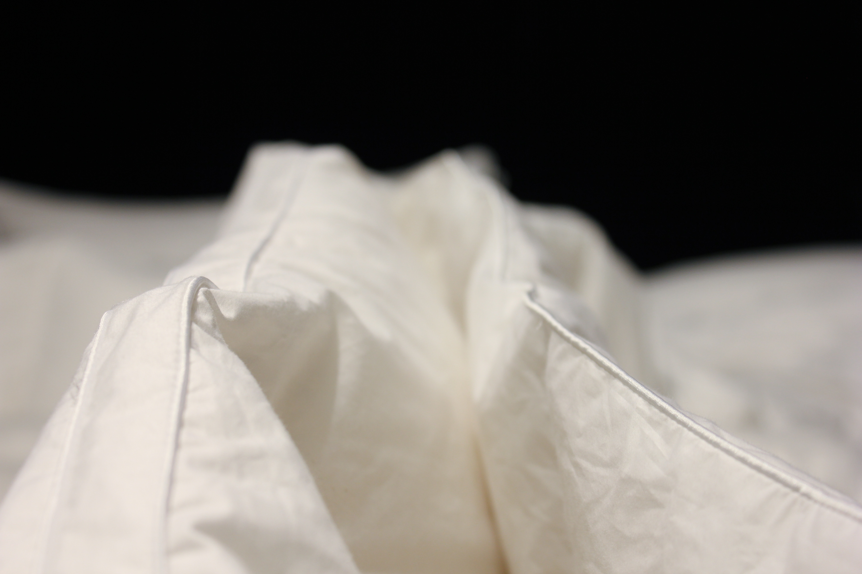 nærbilde av en dyne med  en sort bakgrunn.