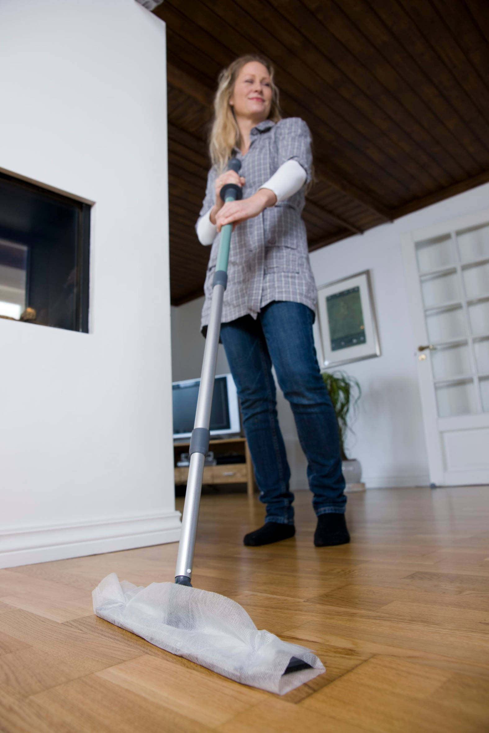 T&Oslash;RRE METODER: T&oslash;rr skitt fjernes best med t&oslash;rre metoder, v&aring;t smuss med vann som t&oslash;rkes opp. Hvis du husker p&aring; denne enkle regelen, g&aring;r all form for rengj&oslash;ring fortere enn svint. (Foto: Jordan)