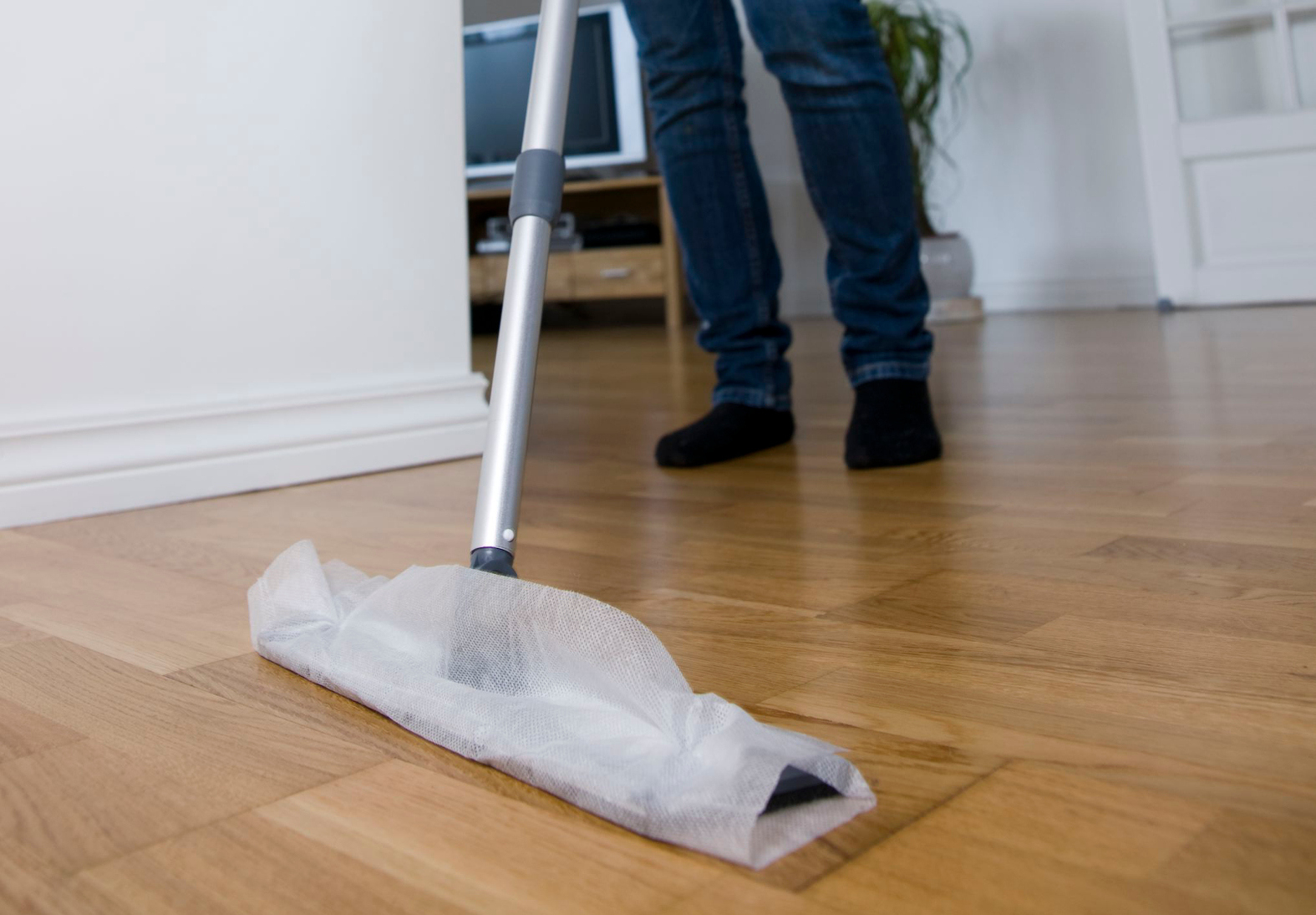 HYBELKANINER: Du får raskt bort uvelkomne hybelkaniner ved å sveipe over gulvet med en tørrmopp.