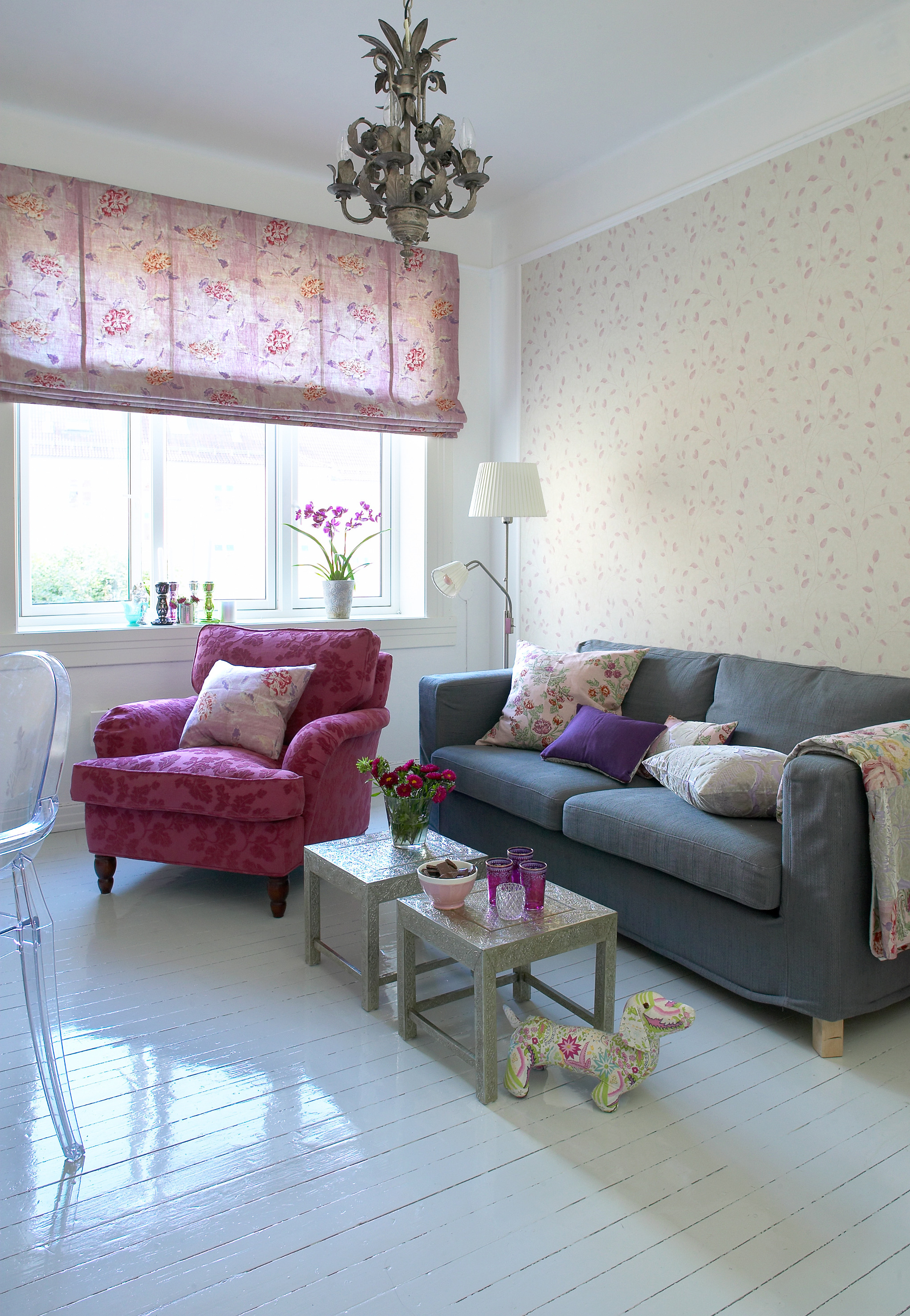 Her lever farger og mønster i skjønn forening. Det blanke gulvet reflekterer lyset aldeles nydelig! Ikke bare er det vakkert, men også et viktig bidrag til romfølelsen. 