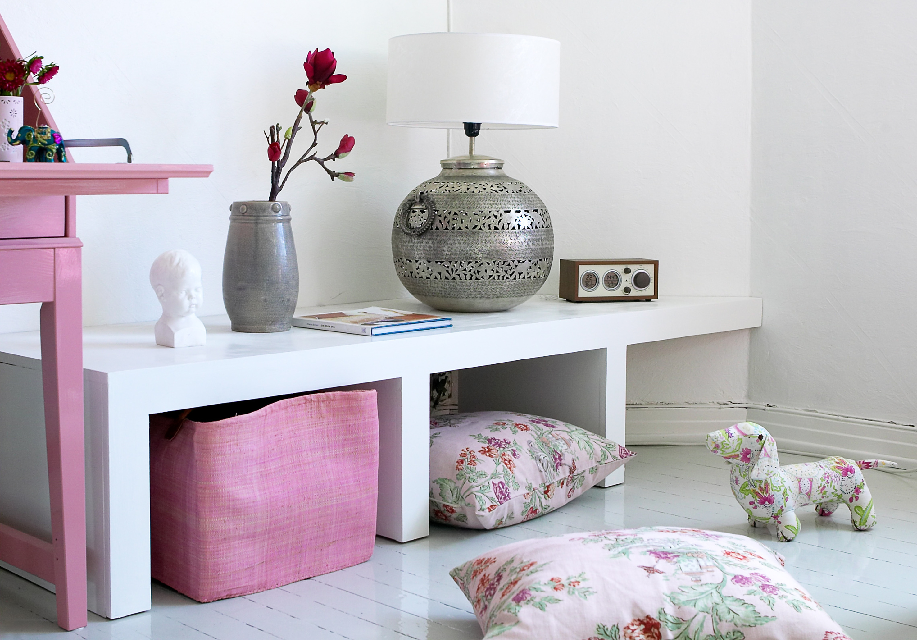 Praktisk og stilig: en spesialbygget hylle, mot den skrå veggen. 