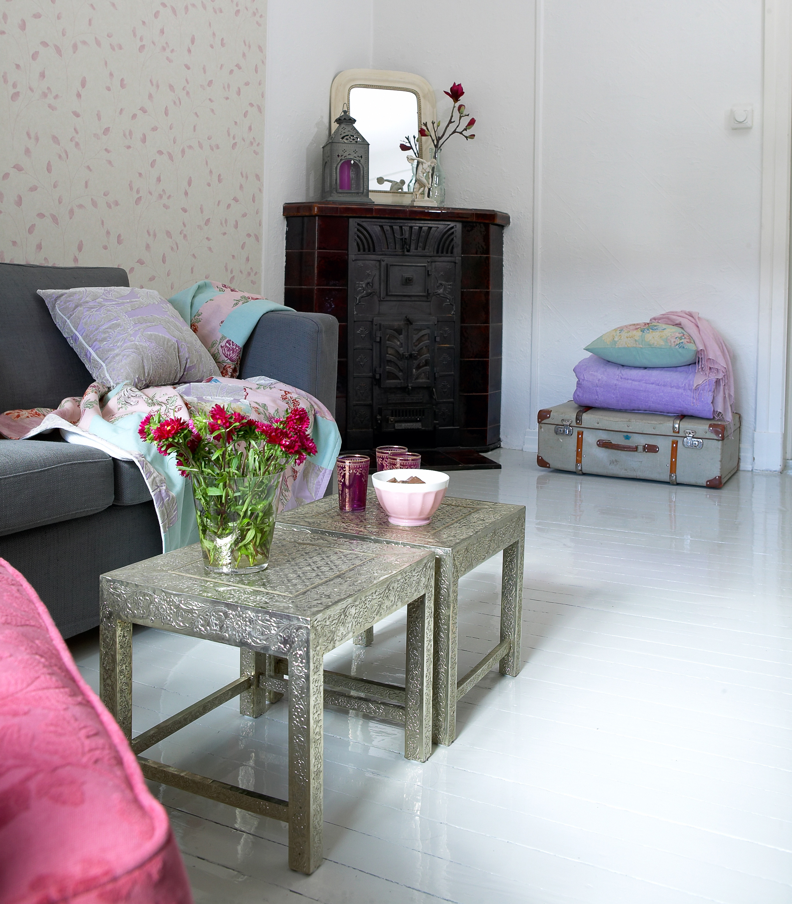 De gule veggene er historie, og kaminen trives bedre i disse delikate omgivelsene.   