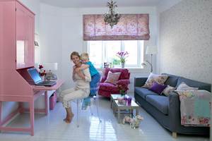 Lysnede vegger og blankt, gråmalt gulv har gjort underverker for rommet, som sammen med rosafargene har fått et lyst, romantisk uttrykk. 