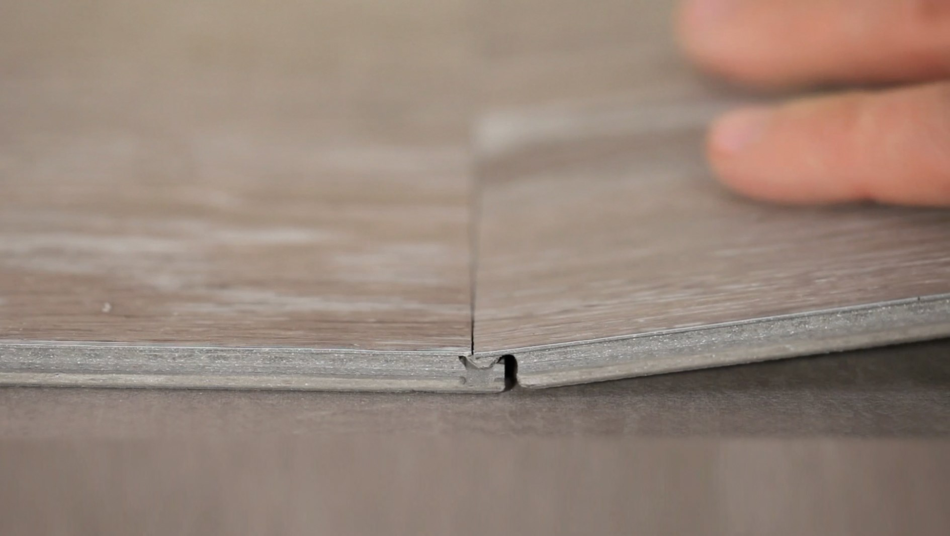 T&Oslash;RT: Klikk-vinyl kan brukes innend&oslash;rs i alle t&oslash;rre rom, og fungerer sammen med gulvvarme. Det er bare &aring; klikke bordene sammen, og du har nytt gulv p&aring; null komma niks! Her er Starfloor Click fra Tarkett. (Foto: Tarkett)