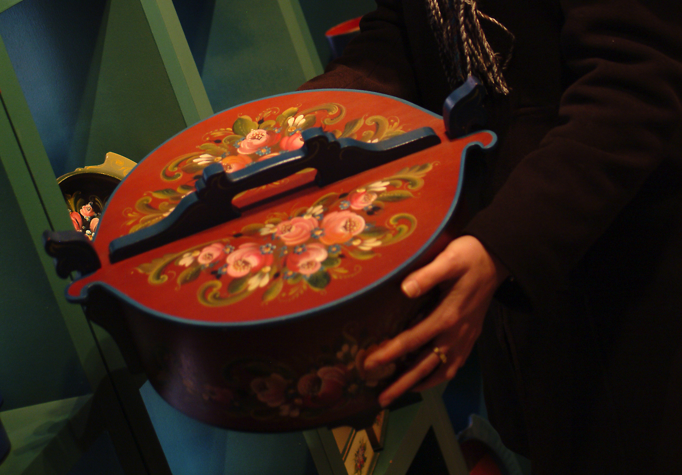 Fargene på bunader og tradisjonell brukskunst, har gjennom årene vært forbilde for mange valg av fasadefarger. Foto: Nancy Bundt/Visitnorway.com