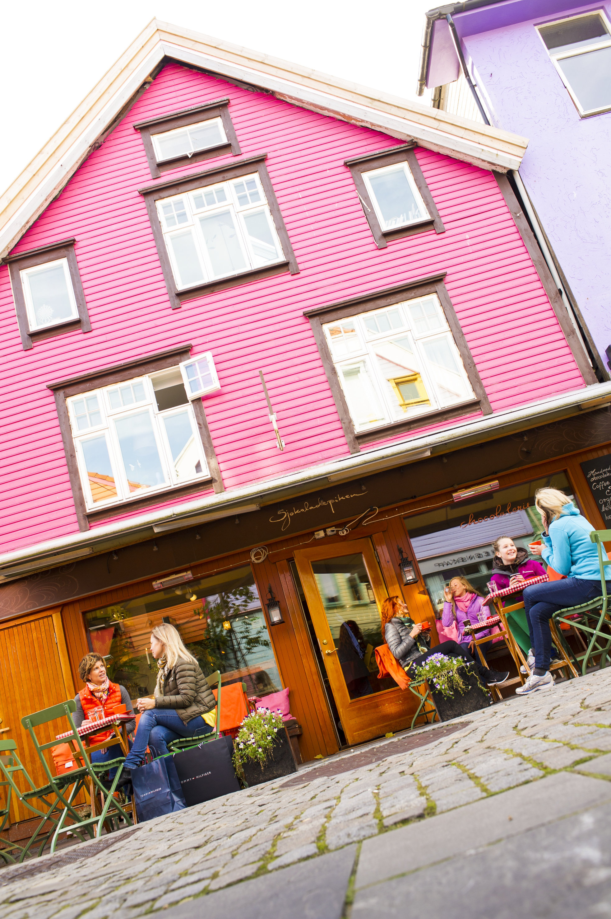 Rosa oppfattes sjelden som en egnet husfarge. Her er fasaden til en kafé i Stavanger malt i en utradisjonell kulør. Foto: CH - Visitnorway.com