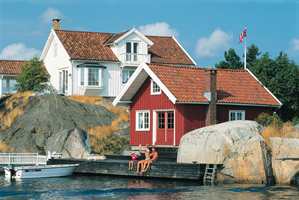 Hvite hus er vanlige, ikke bare i Skottevik på Sørlandet. (Foto: Kurt Hamann/Visitnorway.com)