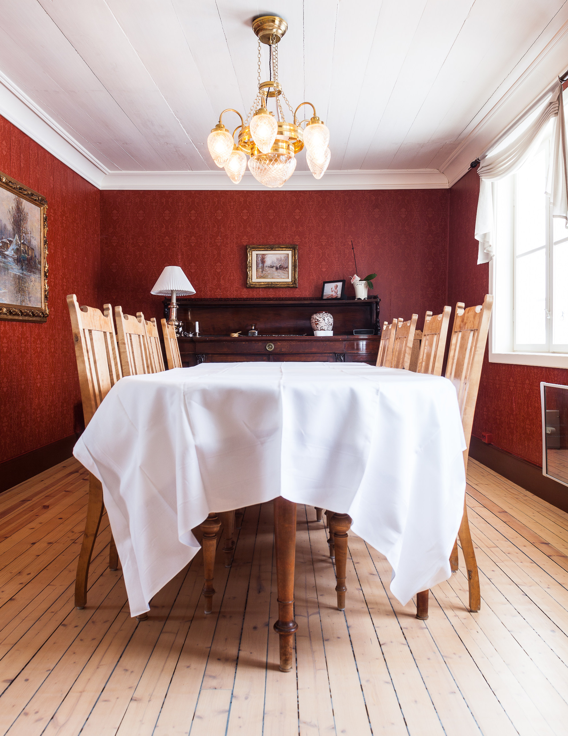 Dyp rød spisestue