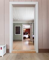 <b>GULVLISTER:</b> I rommene med trehvite gulv er gulvlistene malt i en mørkere nyanse av veggfargen, et grep som får veggen til å stå på gulvet. Farger: Rosa vegger S 3010-Y70R, Gulvlist S 5010-Y70R, Gulv oljet furu.