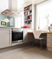 <b>PLASSBYGGET:</b> Kjøkkeninnredningen er plassbygget av et lokalt snekkerverksted og malt grått i en lysere nyanse enn gulvet. Farger: Kjøkkeninnredning S 2502-Y, Turkis vegg S 3010-B30G.