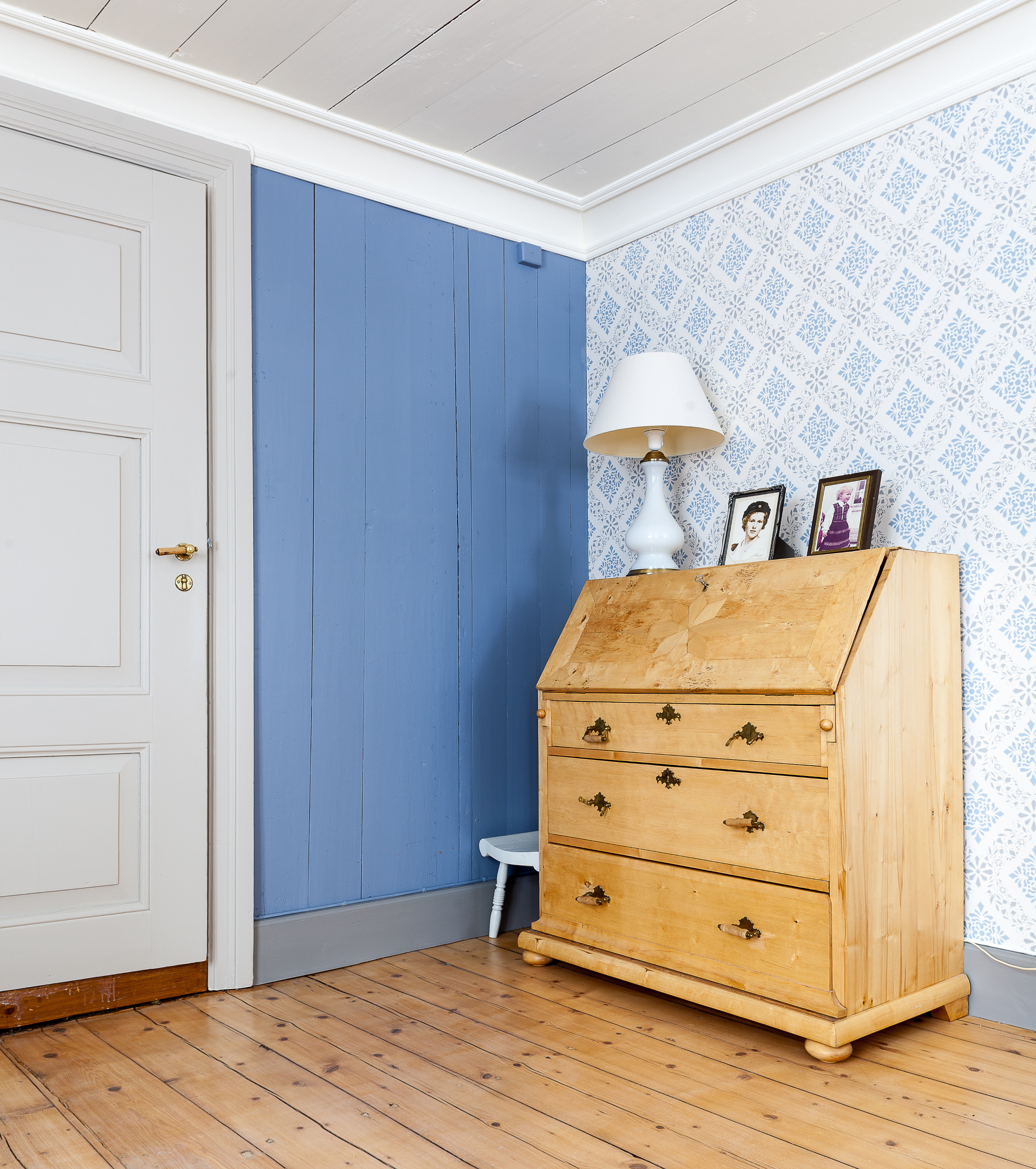 Blått tapet på soverommet