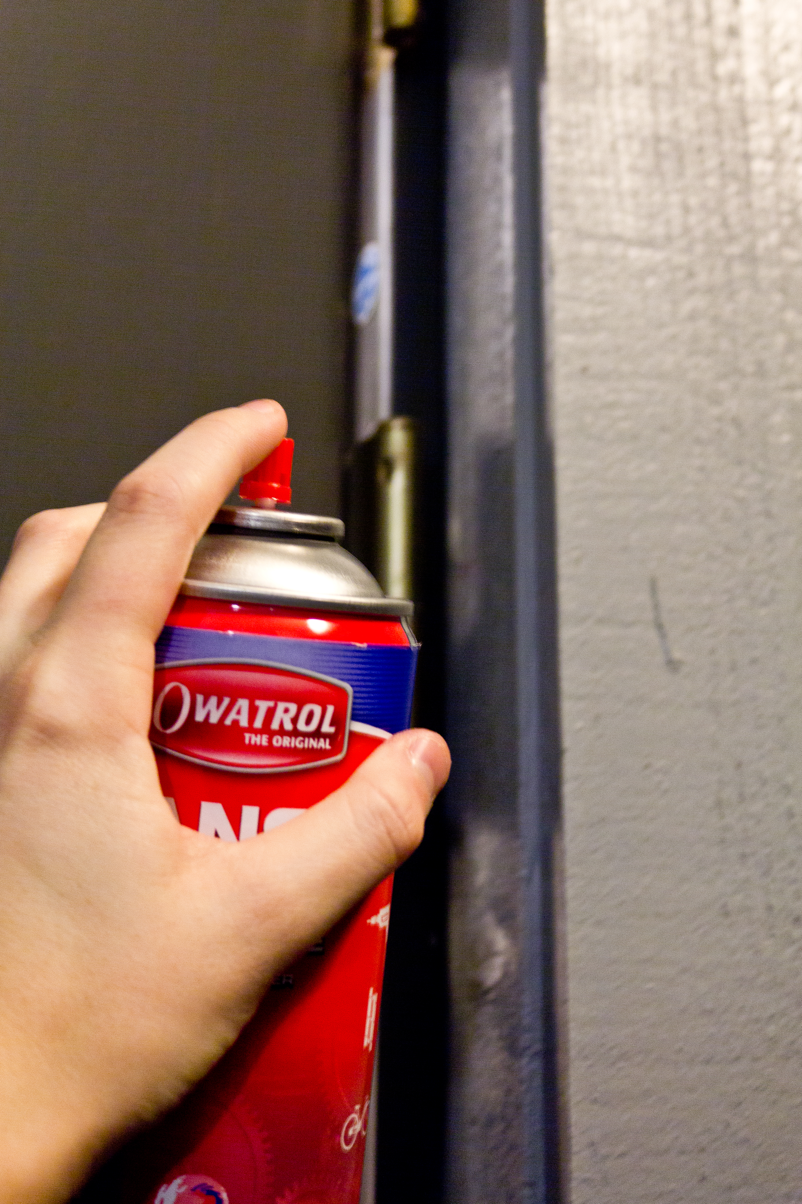 EFFEKTIVT: Transyl Universal sm&oslash;rende slippolje fra Owatrol trenger inn der det er vanskelig &aring; komme til, og sm&oslash;rer effektivt hengslene i d&oslash;ren.