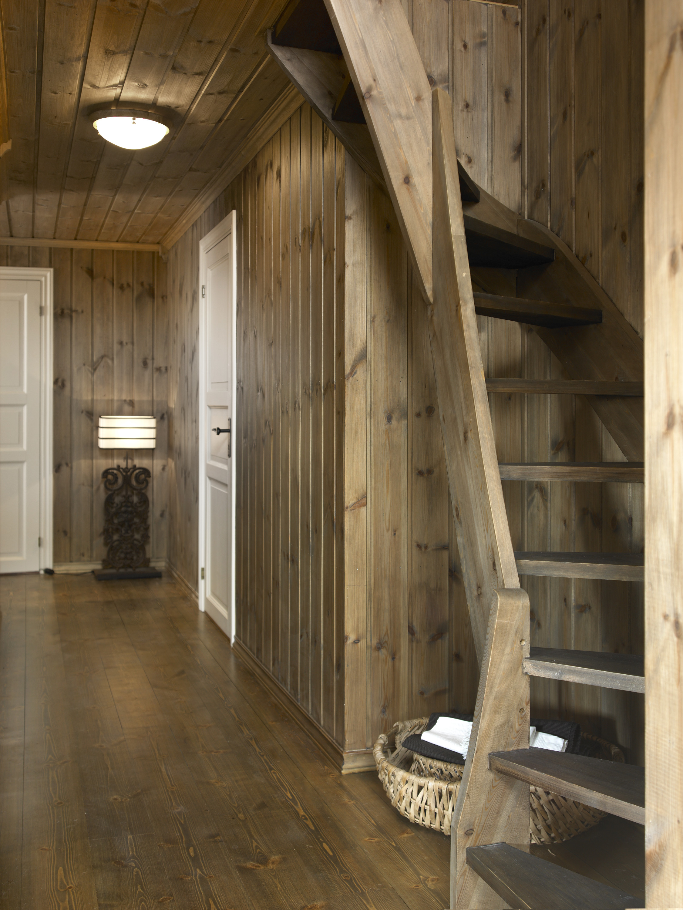 GELENDER: Rekkverket til trappen er litt ekstra utsatt for slitasje siden du gjerne holder deg fast når du går opp eller ned. (Foto: Frode Larsen/Tyrilin)