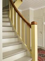 Varme, gylne farger fremhever trappens form og stil.
