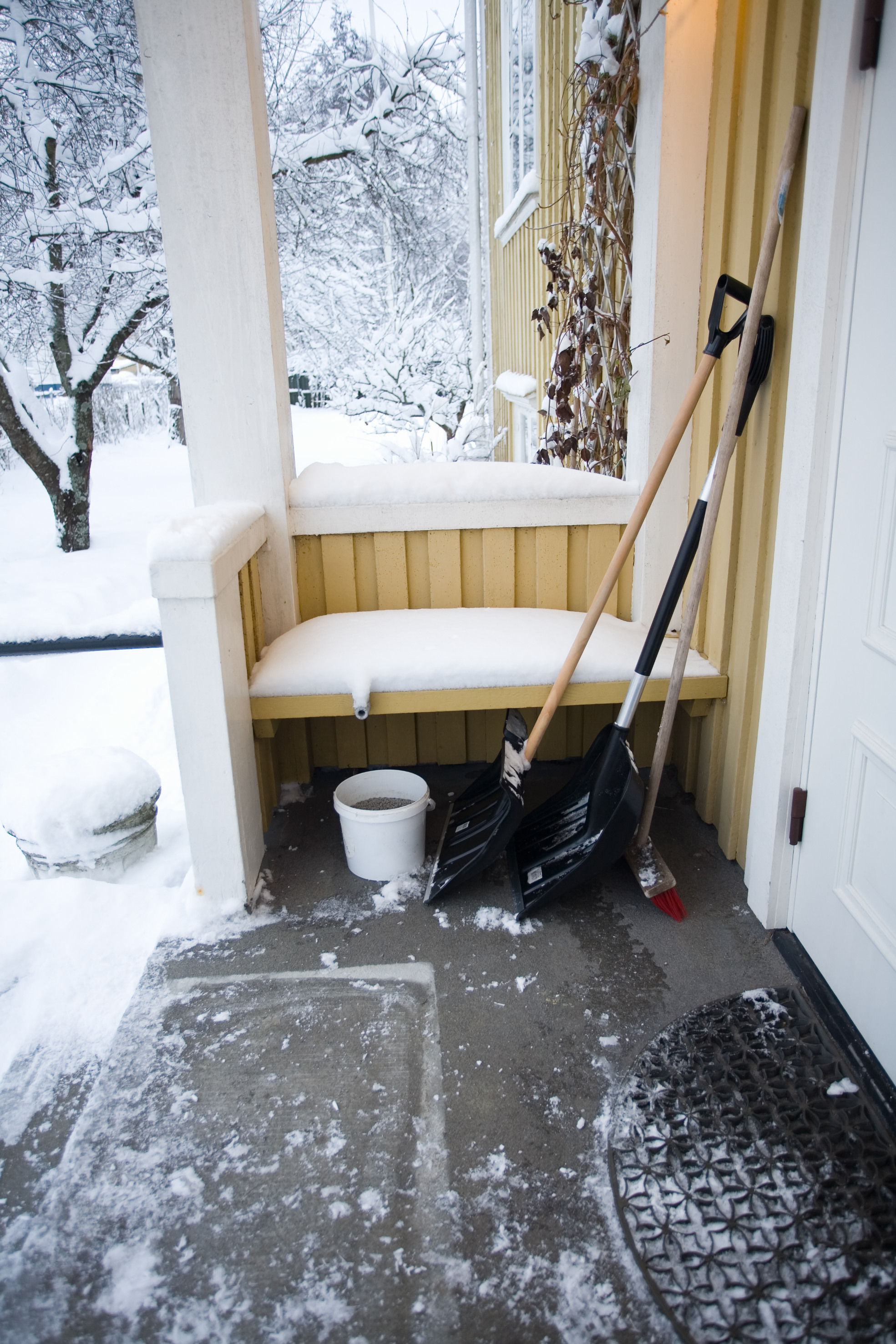 SKUMMELT: Glatte trapper kan v&aelig;re skummelt for b&aring;de store og sm&aring;.