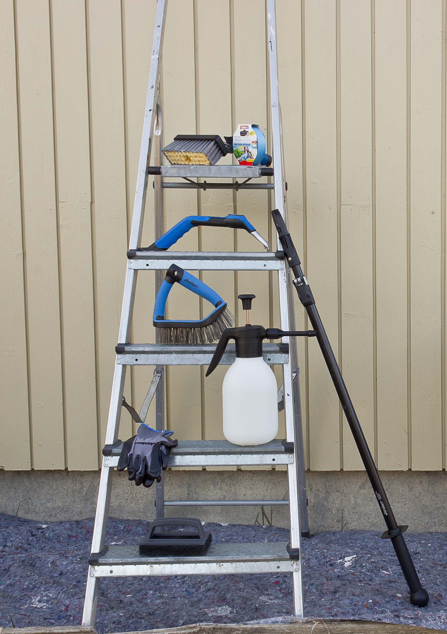 DETTE TRENGS: Med rengjøringsmidlet blandet ut i en trykksprøyte og vaskekosten montert på forlengerskaft er fasadevasken unnagjort på kort tid. En skurepad fjerner gjenstridig skitt, og løs maling og død ved fjernes med skrape eller stålbørste