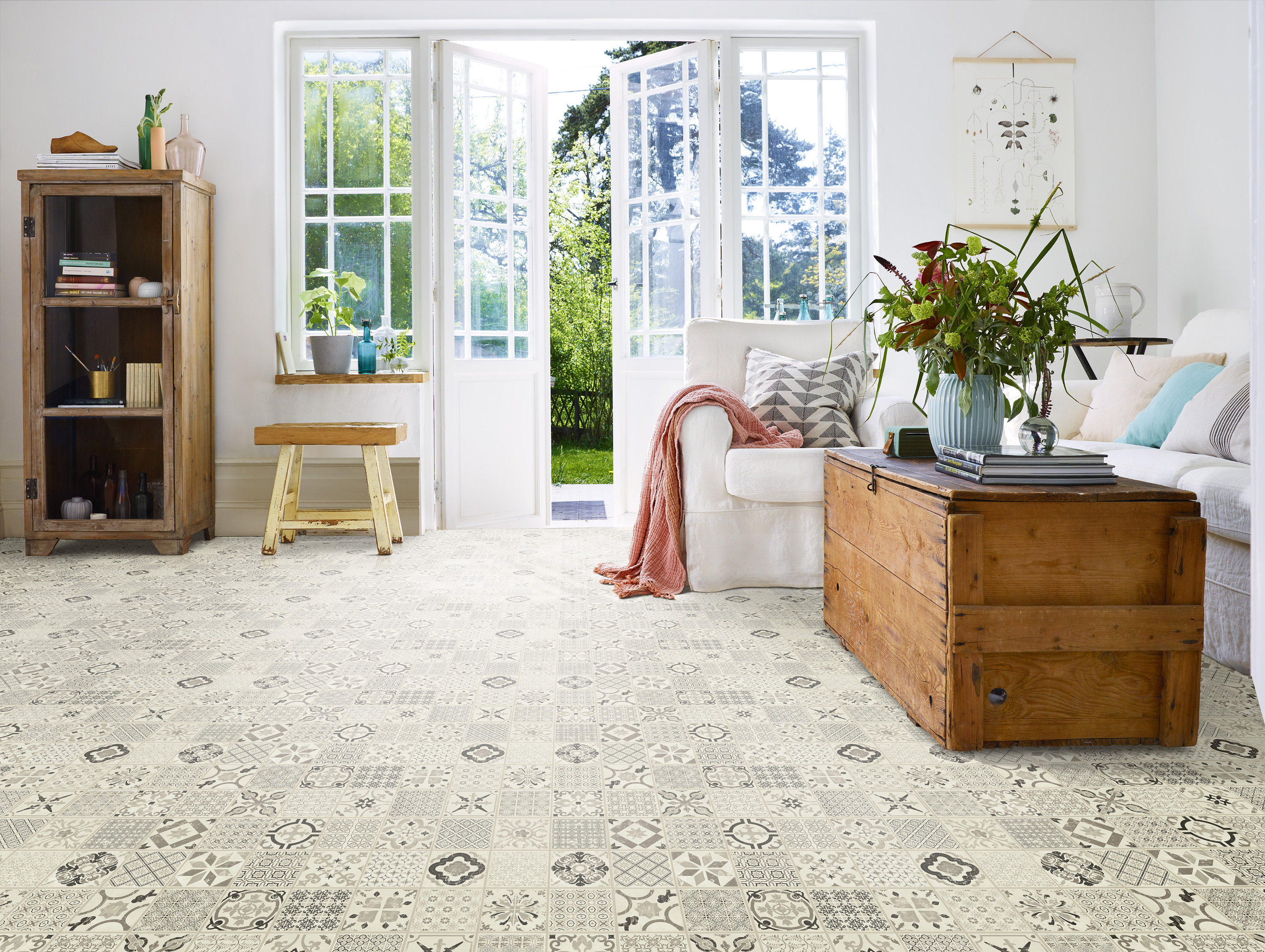 Her er et spennende m&oslash;te mellom Marrakech-m&oslash;nsteret i Starfloor Click Retro Black White og det tradisjonelle interi&oslash;ret. Vinylklikkgulvet i plankformat legges enkelt uten lim.