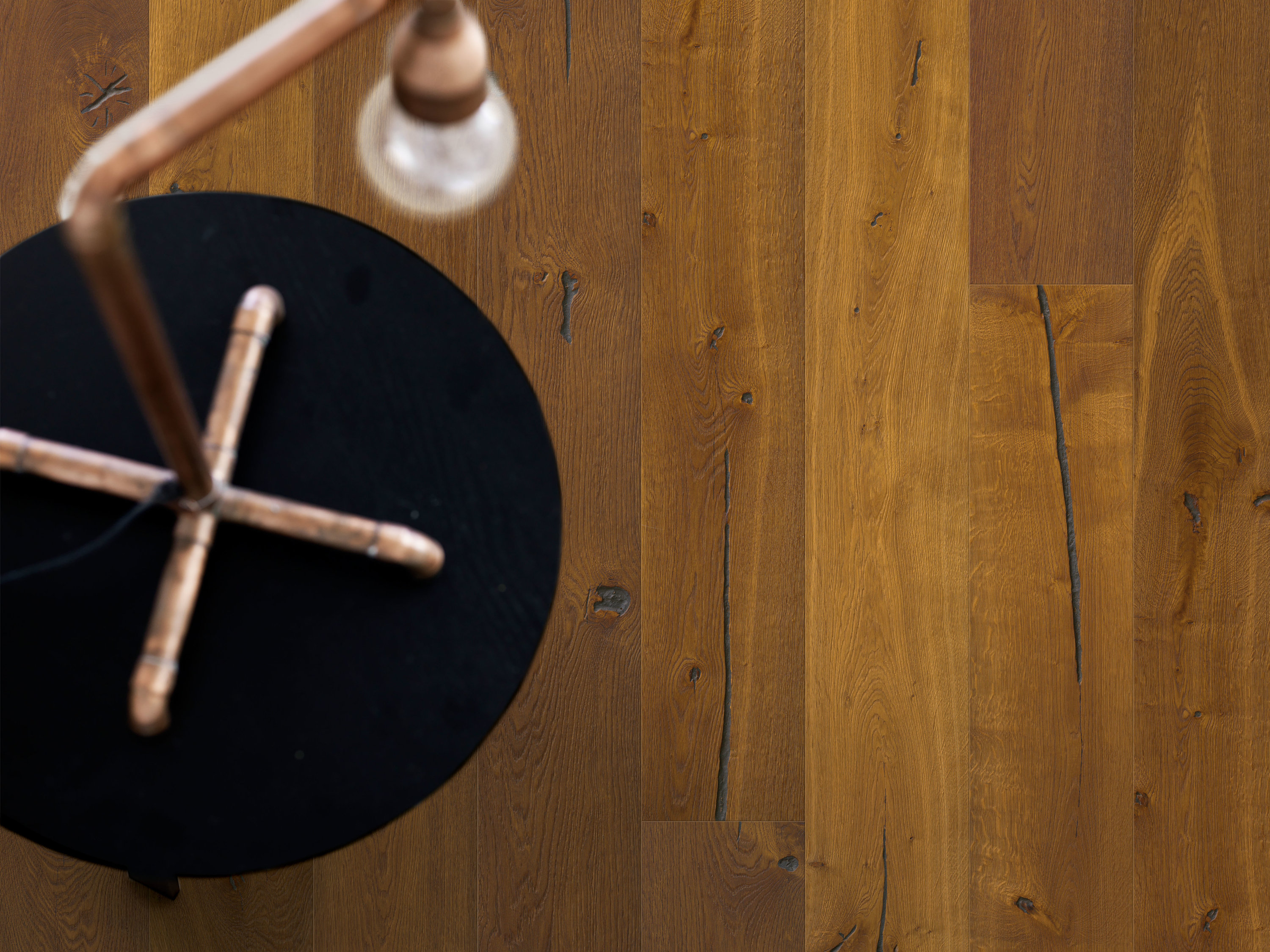 brunt tregulv med kvist