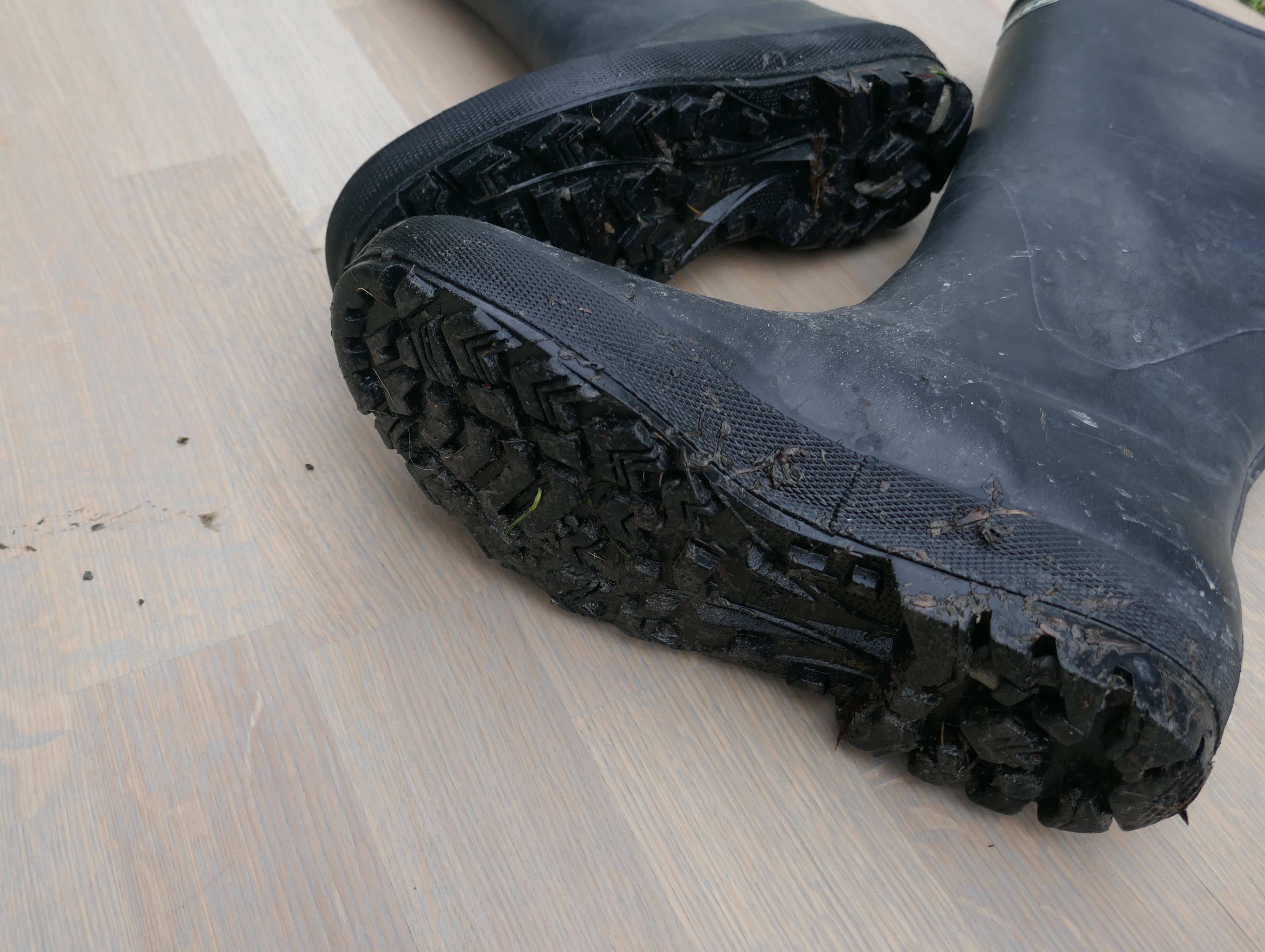 Våte sko på tregulv