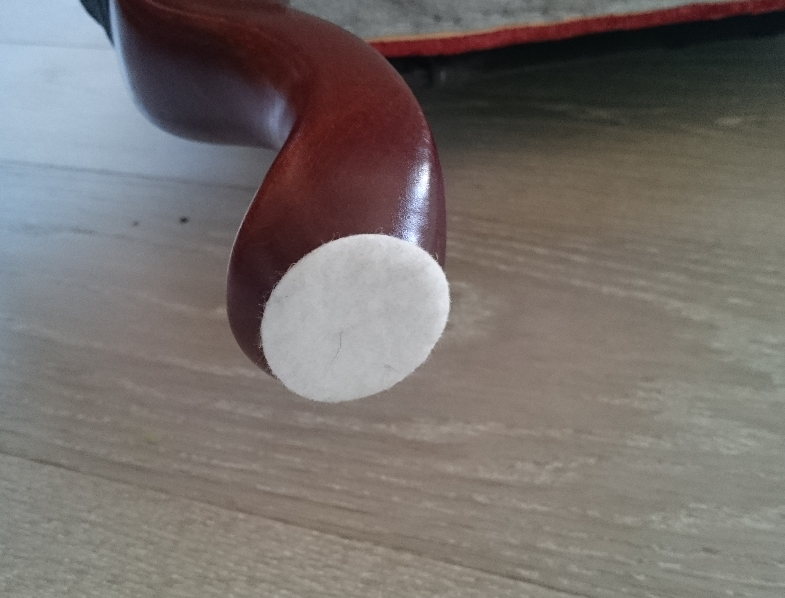 Filtknotter på stolbein