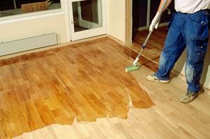 Oljet gulv gir varme gulv med fin glød. Det er enkelt å reparere skader, men gulvet krever gjentagende oljebehandling for å bli slitesterkt.