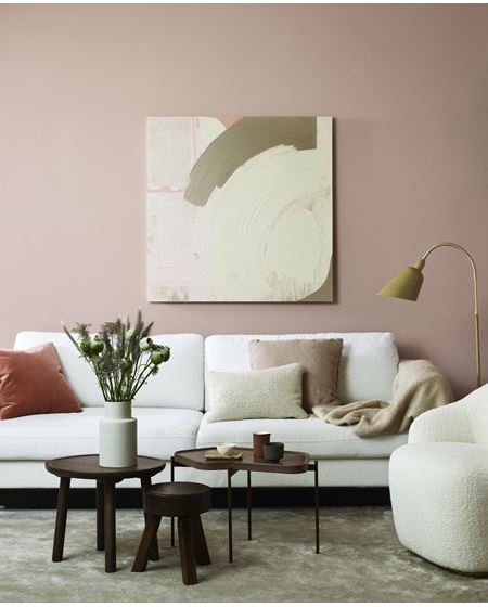 Flere nyanser av rosa kombinert med beige og hvit, runde former, tepper og myke tekstiler –det blir lyst, mykt og rolig. 