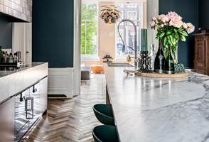 <b>TREND OG TRADISJON:</b> I den lekre leiligheten i Nederland møtes trend og tradisjon. Marmoren på kjøkkenet matcher de gamle marmorflisene i gangen. Veggene på kjøkkenet er malt med Licetto i fargen Steel Blue.