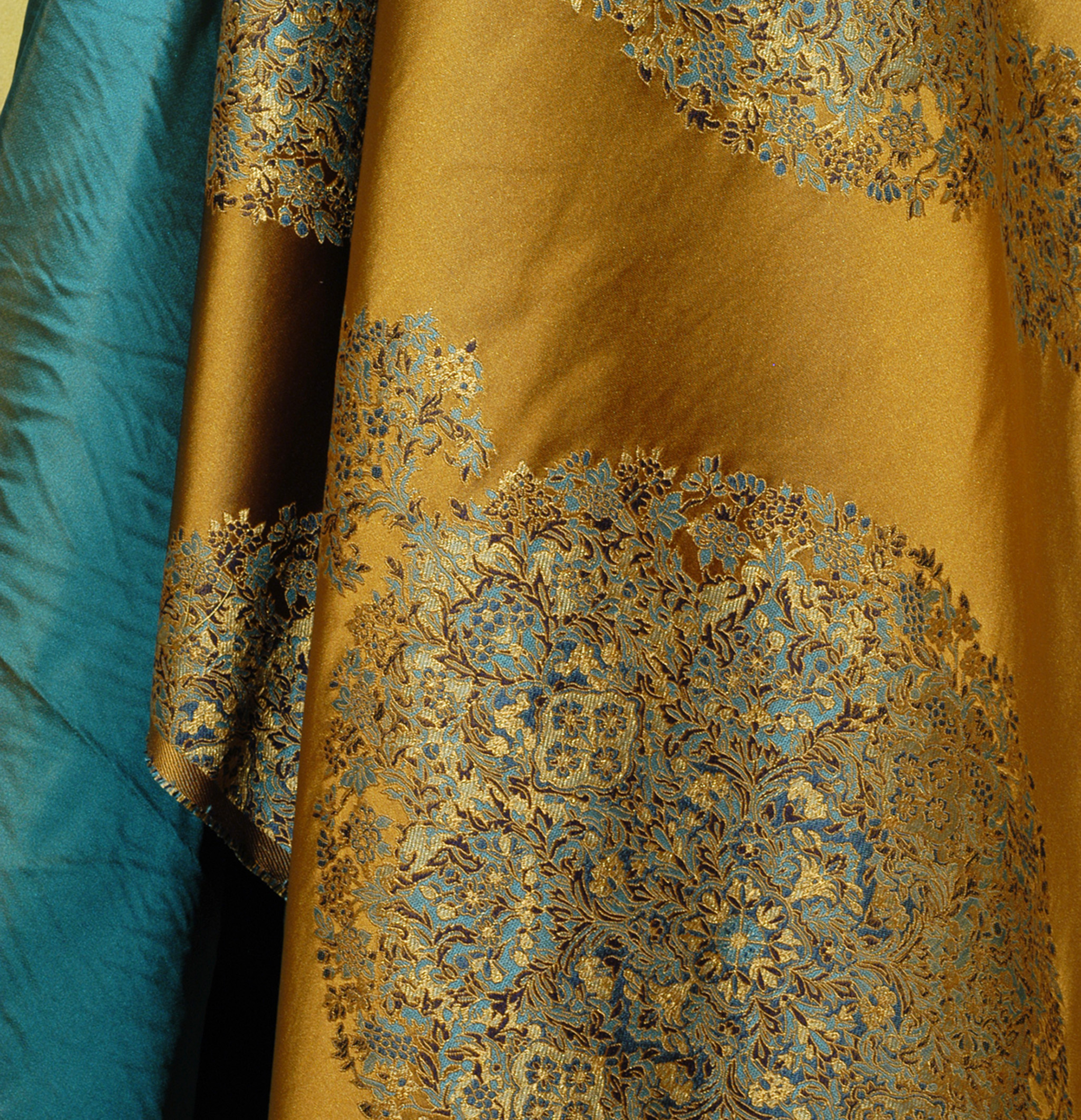 Glimmer, gull og dansk håndvevd