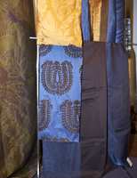 Naturmønstre og ornamenter i tekstiler hvor fargeskalaen går over i det blå og svartaktige. (Intag)