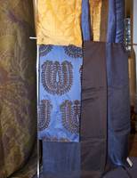 Naturmønstre og ornamenter i tekstiler hvor fargeskalaen går over i det blå og svartaktige. (Intag)
