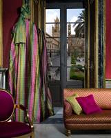 Klassisk italiensk er moderne - her med tekstil matchende med møbelstoffer. Lilla, eller purpur, er en trendfarge. (Intag)