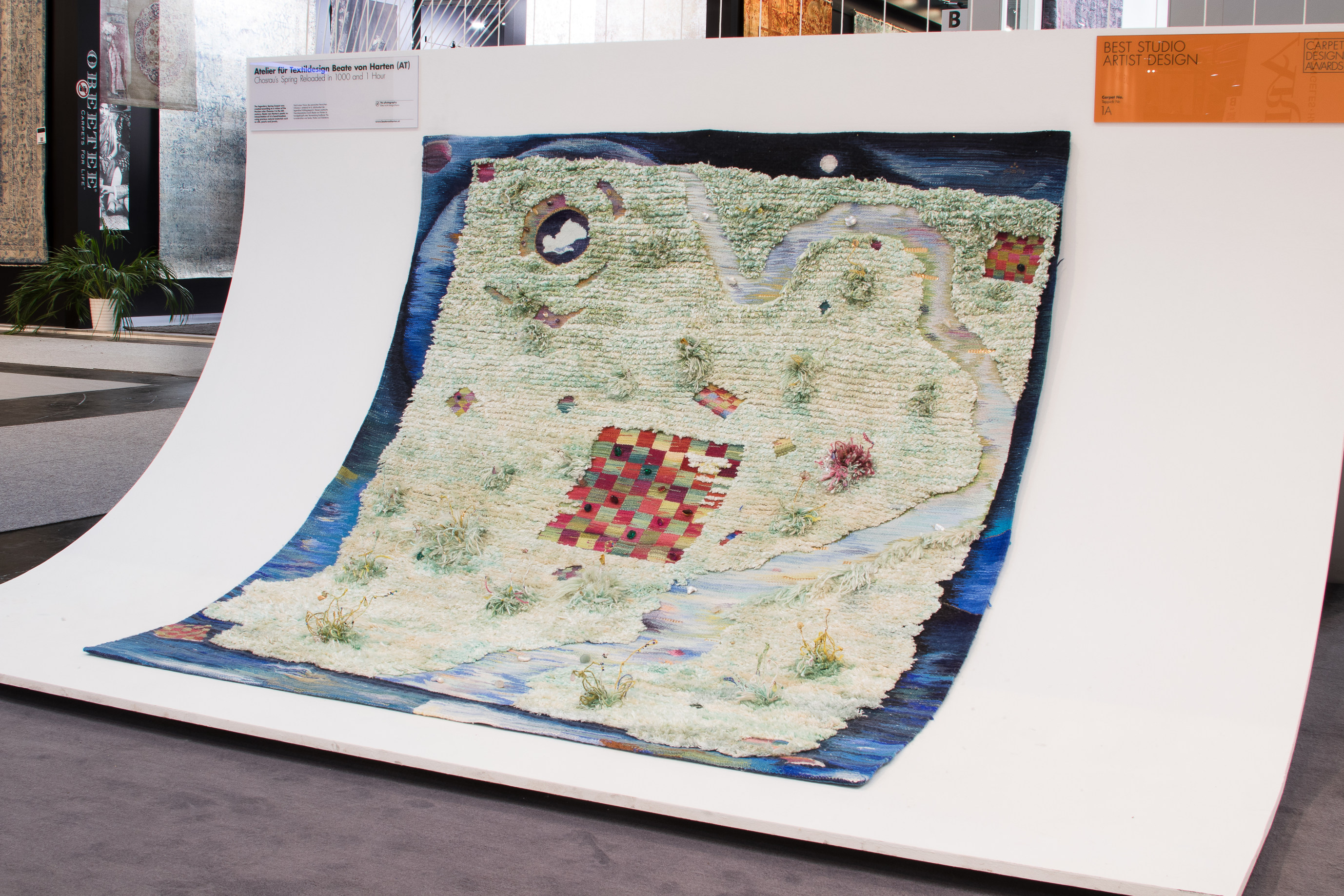 TRENDY: 40.000 besøkende møtte opp for å se de siste nyhetene på årets «Domotex» i Hannover. Trendutstillingen med tepper var en populær attraksjon. 