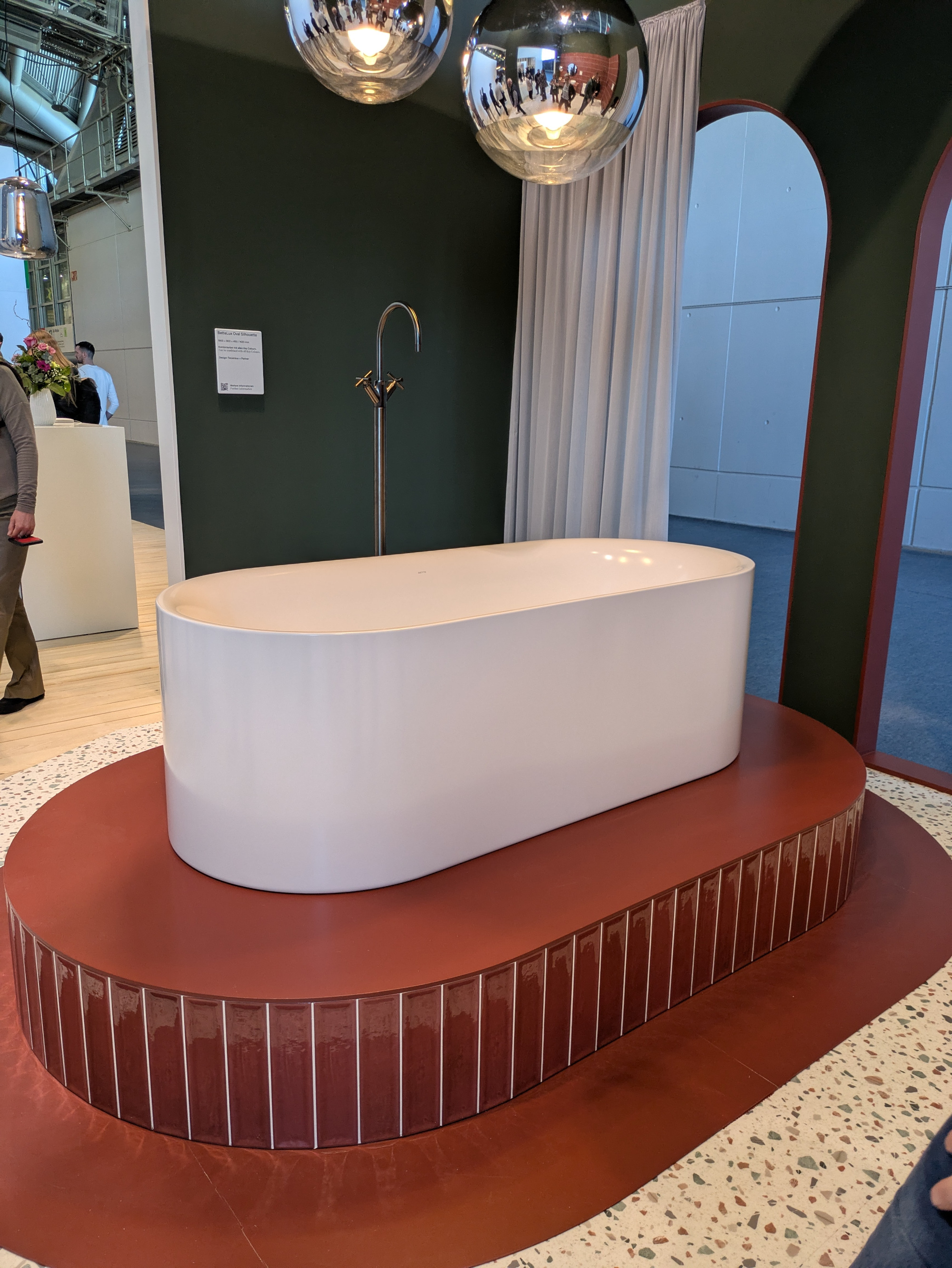 fliser rødt badekar