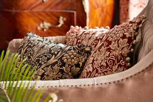 Enten du skal kjøpe puter eller sofa nå om dagen, møter du spørsmålet om du vil ha velur. Det er det mest trendy tekstilet for tiden. Vi tok turen til Intag for å se nærmere på det myke stoffet.