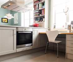 PLASSBYGGET: Kjøkkeninnredningen er plassbygget av et lokalt snekkerverksted og malt grått i en lysere nyanse enn gulvet. Farger: Kjøkkeninnredning S 2502-Y, Turkis vegg S 3010-B30G.