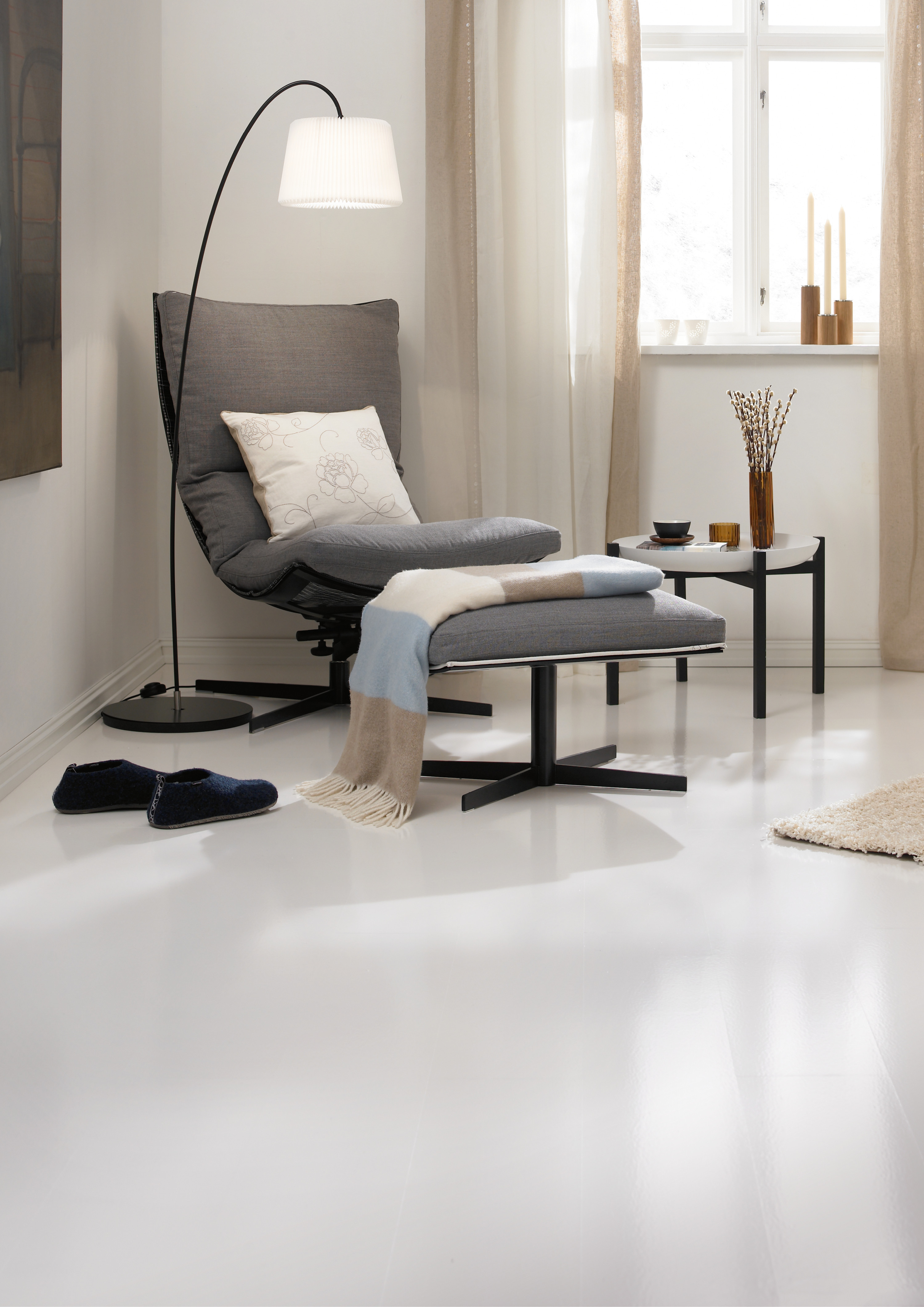 Etter: Det gule laminatgulvet har fått to strøk med fargen 5501 Latte, og rommet henger straks mer sammen.