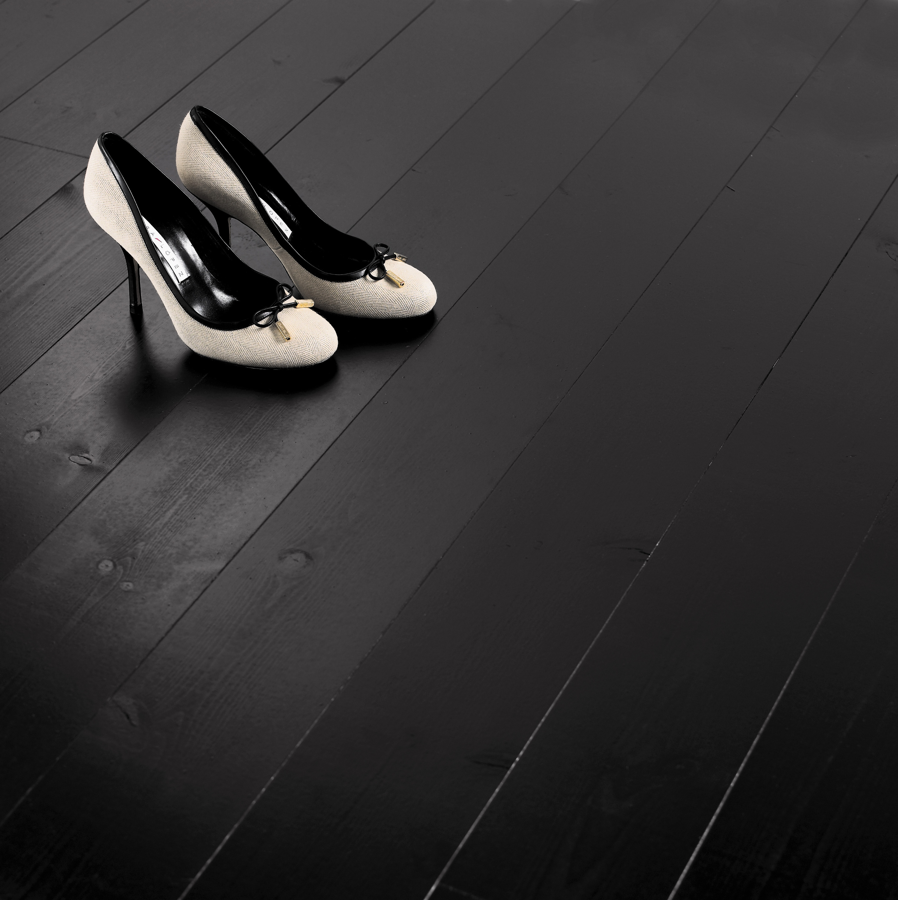 Et sortmalt gulv gir et tøft uttrykk i rommet. Her er det brukt TreStjerner gulvmaling.