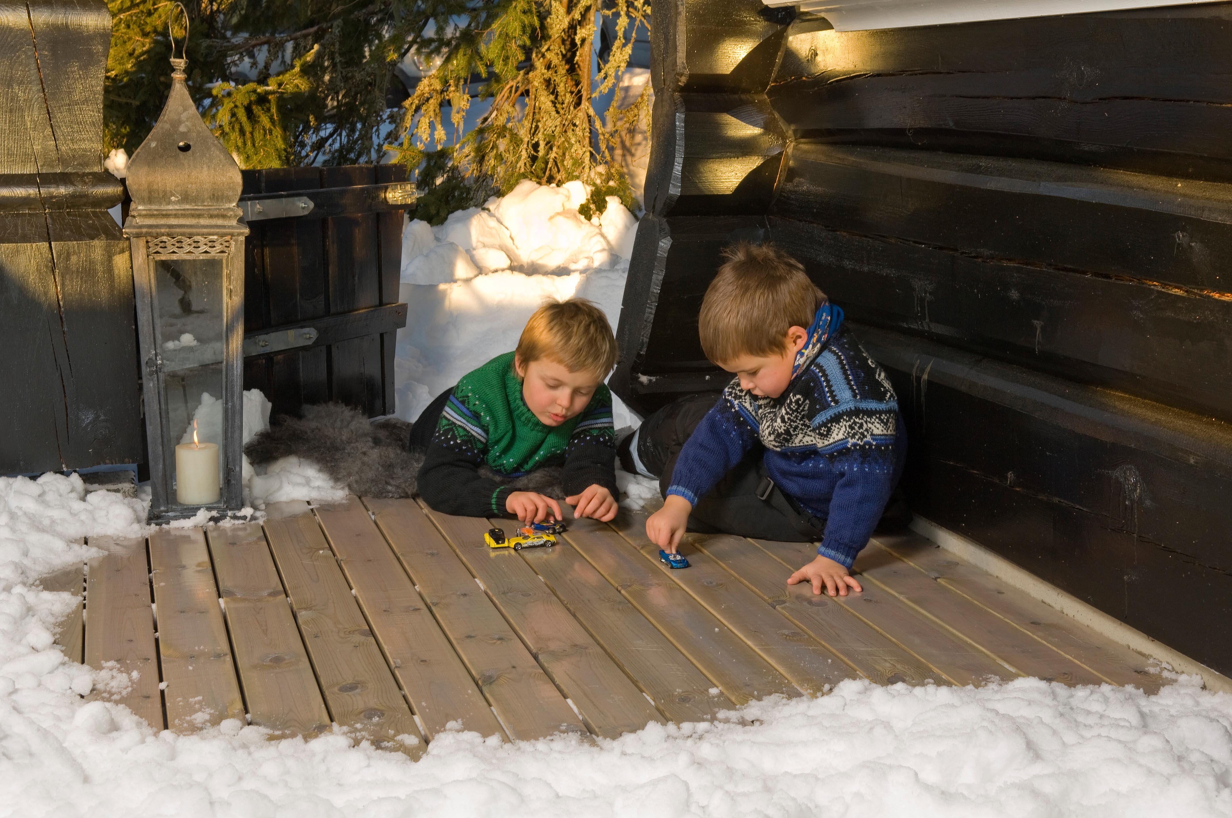 TRESTRUKTUR: Vanlig beis er transparent og vil fremheve trestrukturen. En dekkbeis oppfører seg omtrent som tynn maling. (Foto: Tyrilin)