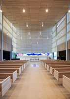 <b>BØLER KIRKE</b> er en av de nye kirkene med interiør i lyse trematerialer med hvitpigmentert ask i himling, fondvegg, lameller på sideveggene og innredning. Arkitekter: Jostein Bjørndal og Ellen Soma fra Hansen/Bjørndal Arkitekter AS.